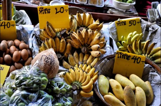 Tropical fruit
🟡🟡🟡
.
#damnoensaduak #floatingmarket #foodmarket #thailand #tropical  #fruit #tropicalfruit #banana #mango #food #foodphotography #foodporn #travelphotography #travelblogger #fruitphotography