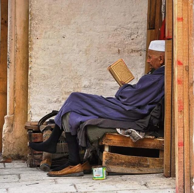 un anziano uomo legge il Corano tra i vicoli di Fès
.
#fes #moroccotravel #morocco #travellingmorocco #peoplephotography #peopleoftheworld #people_infinity #people #man #thirdage #kings_people #travelphotography #traveller #ig_travel #travelblogger