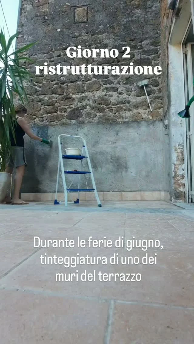 La mia casa di paese:
ho cominciato vari lavoretti contemporaneamente, alcuni sono quelli da portare avanti un pezzetto alla volta; altri, come la tinteggiatura di questo muro, che definiscono subito un cambiamento. 
Questo il risultato dopo una mano di fissativo e due di vernice
.
#renovation #smalltownlife #lifeinasmalltown #ristrutturazione #amazinglazio