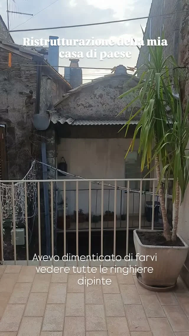 Avevo dimenticato di farvi vedere le ringhiere tutte dipinte
.
#homerenovation #ristrutturazione #smalltownlife #italianvillages #slowliving